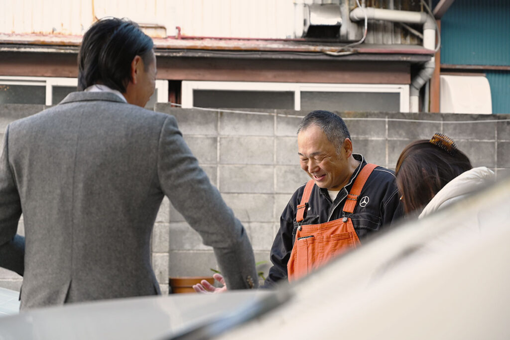 お客様と話をしている写真