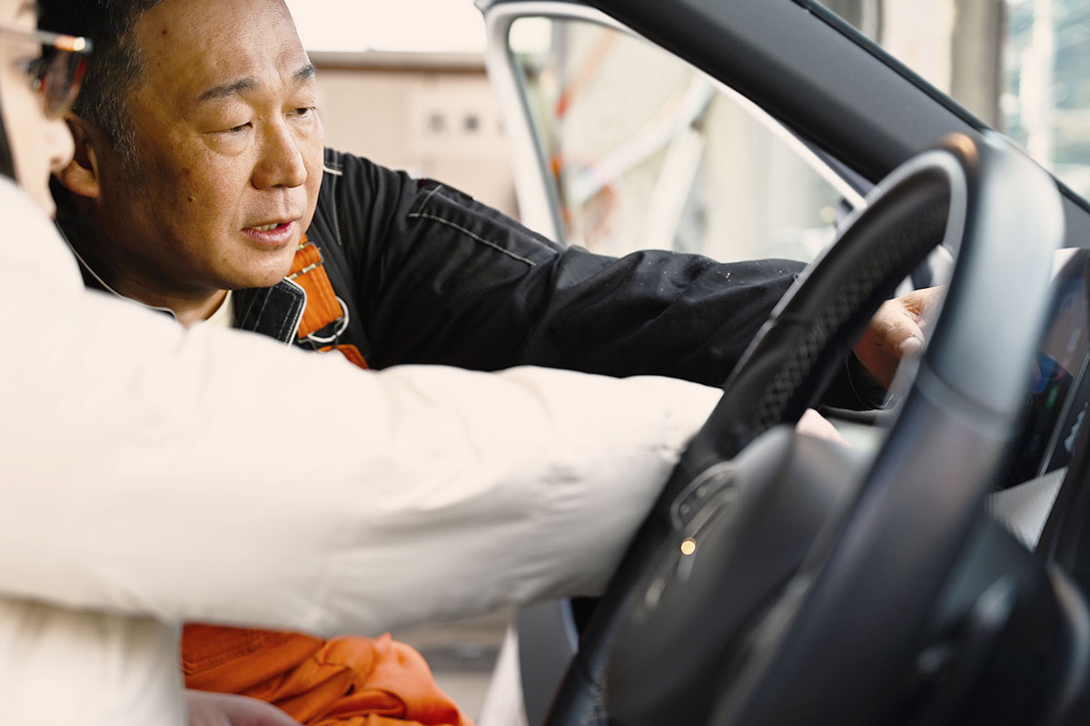 お客様と車の中を確認している写真